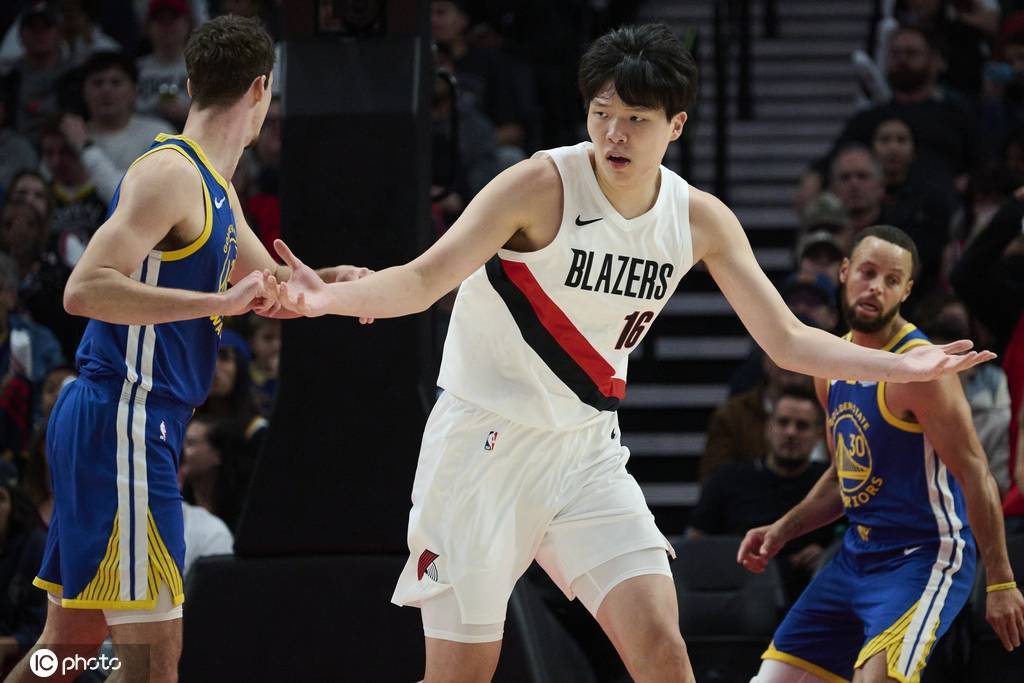 杨瀚森季前赛G3点飞霍福德 9分6板才是更常态化产量? 杨瀚森季前赛G3点飞霍福德 9分6板才是更常态化产量?