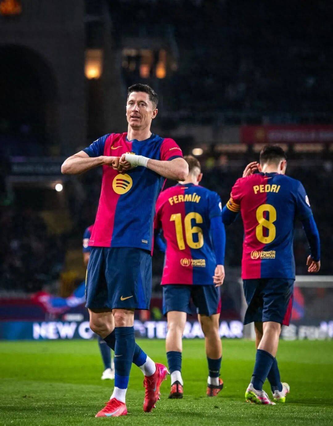 巴萨找到新莱万!17岁小将上演西甲首秀:1米76客串中锋 巴萨找到新莱万!17岁小将上演西甲首秀:1米76客串中锋